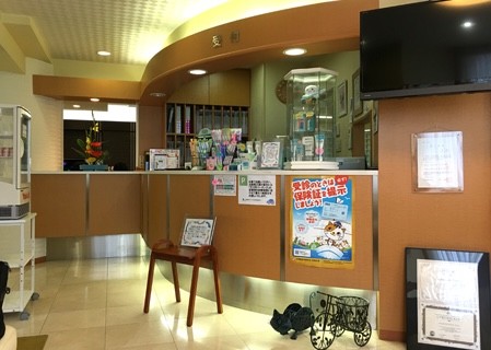 ①診療所入口②受付③待合室