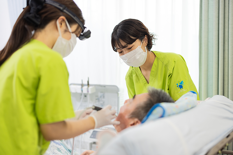 経験豊富な女性歯科医師がご自宅に訪問し、きめ細やかなケアを提供