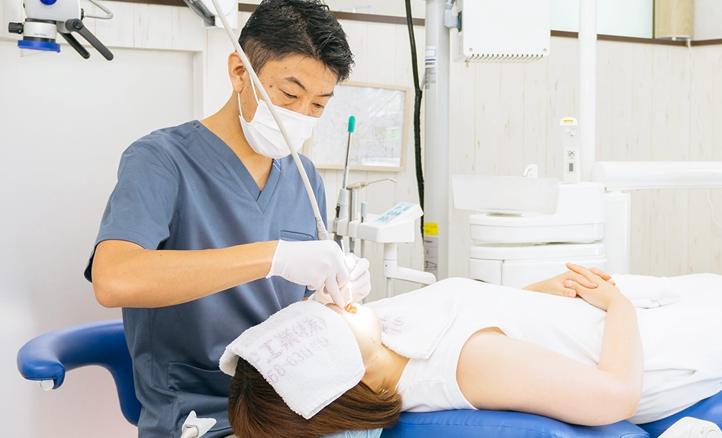 院長が治療している様子