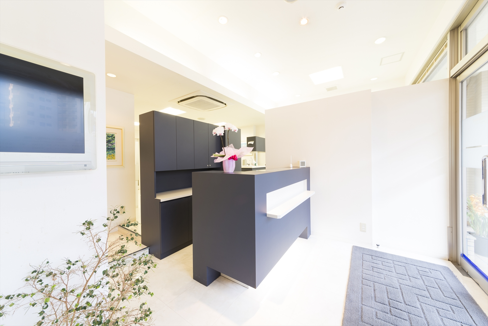 ①クリニック外観②受付③診療室