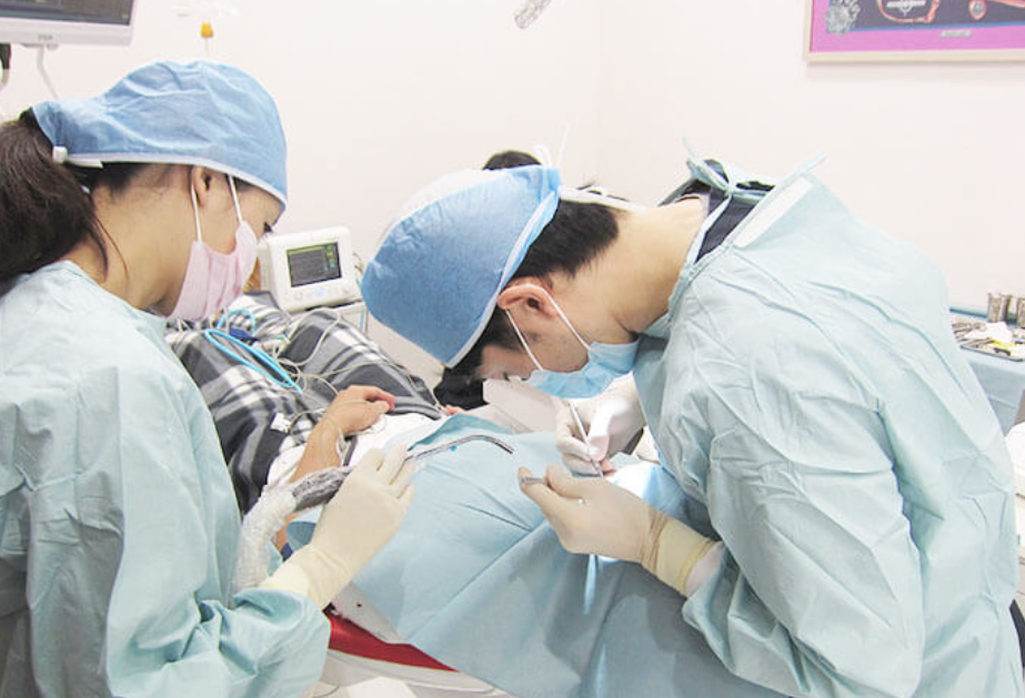 日本口腔インプラント学会専門医による高度な技術と安心のアフターケア体制