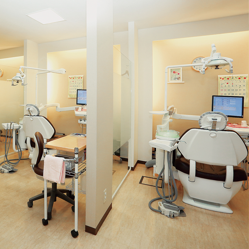 明るい診療室でリラックスして治療を受けていただけます