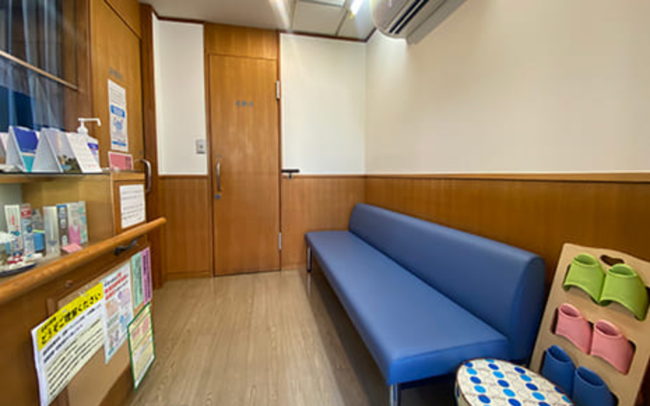 ①クリニック外観②待合室③受付