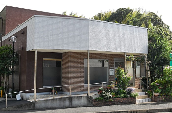 ①医院外観②受付③待合室