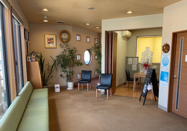 待合室は植物が置かれた落ち着く空間です