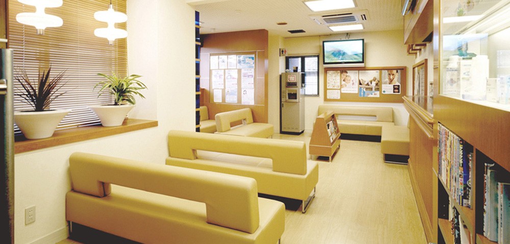 ①医院外観 ②待合室・受付 ③カウンセリングルーム