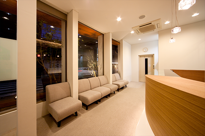 ①クリニック外観②受付③待合室