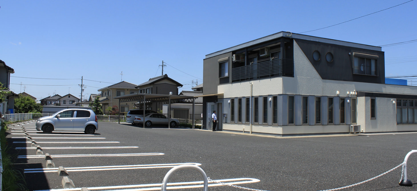 ①クリニック外観　②モニター付き診察チェア　③広々とした駐車場