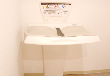 トイレ内にはベビーシートのご用意があります