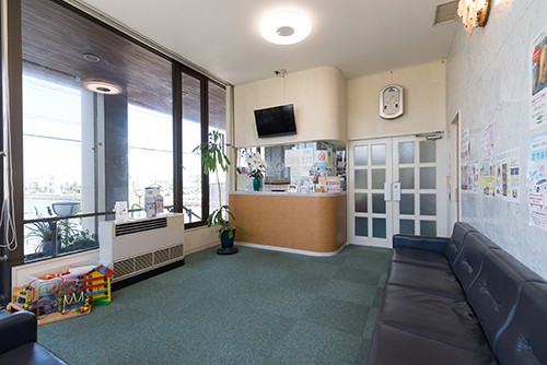 ①医院外観②受付③待合室