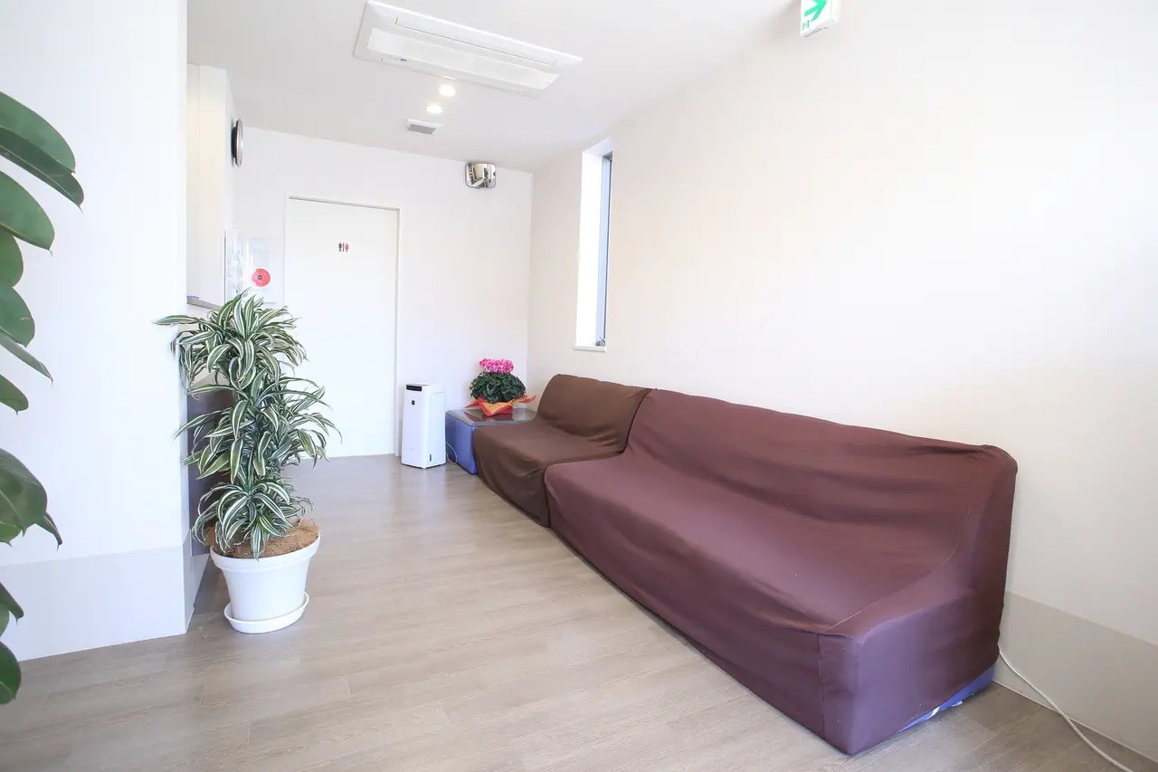 ①医院外観②待合室③診察室