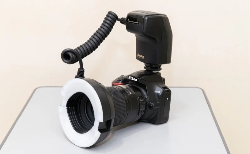 デジタルカメラで口腔内を全て確認します