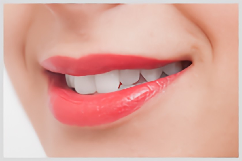白く輝く歯で、印象アップ