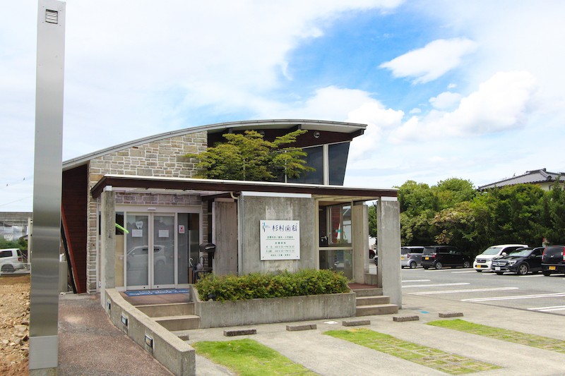 ①医院外観 ②待合室 ③受付