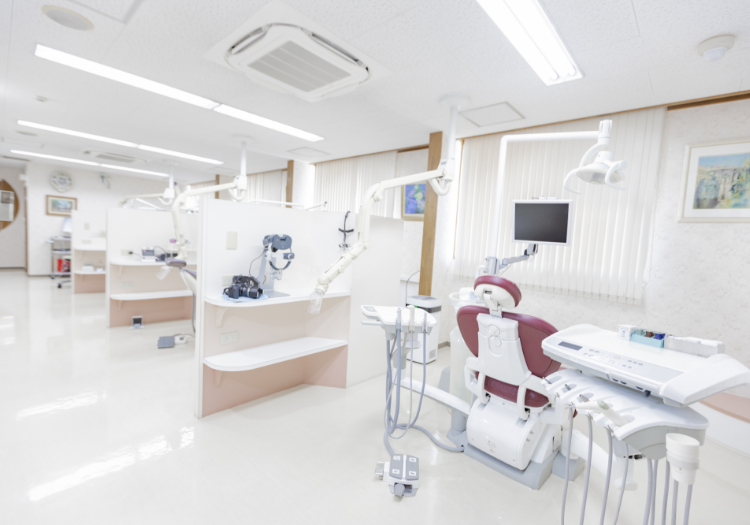 仕切りのある診療室