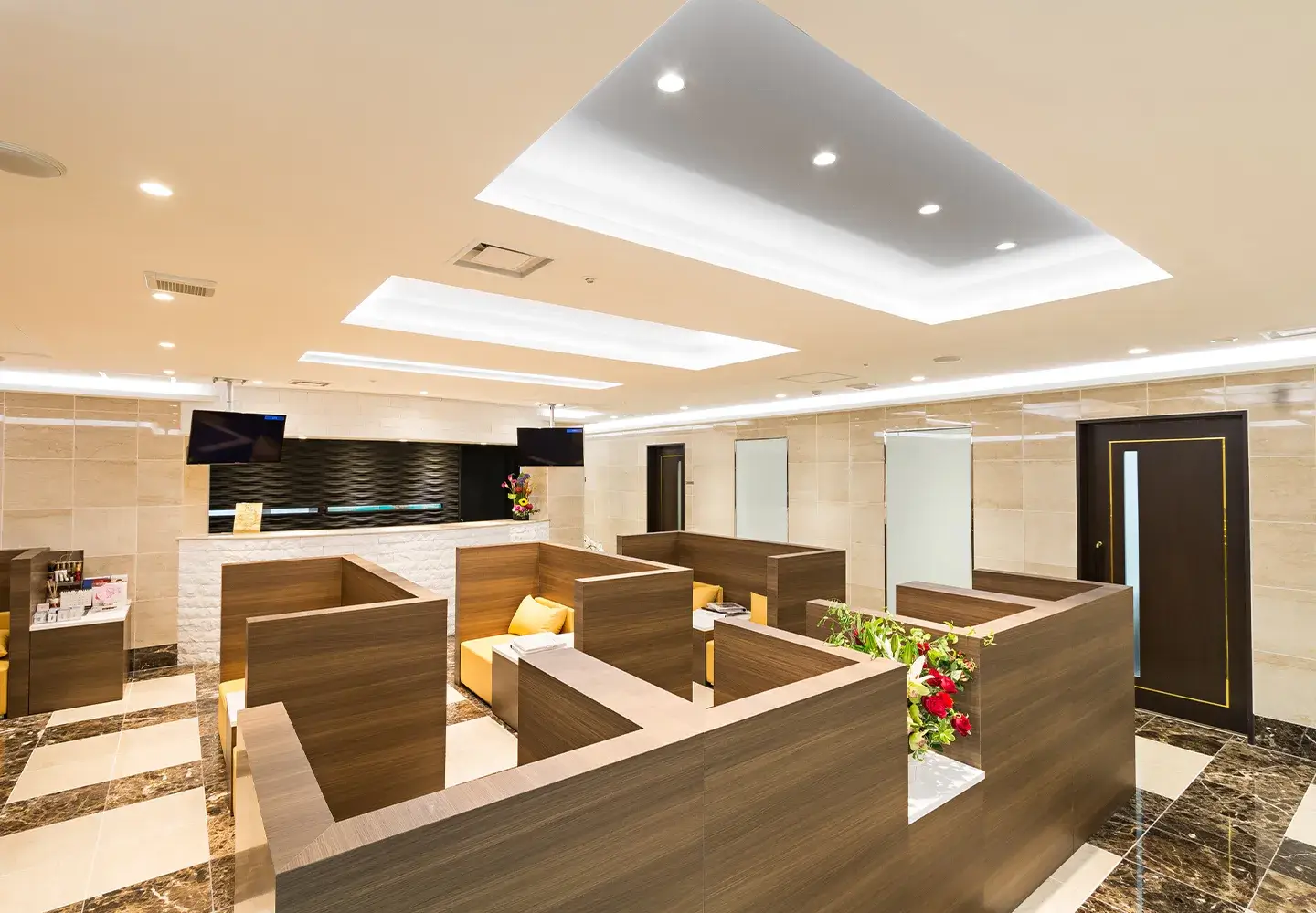 【新宿駅から徒歩1分】土日診療・夜7時まで、安心して通える共立美容外科・歯科