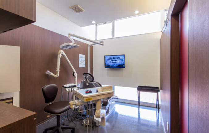 ①クリニック外観　②受付・待合室　③診療室