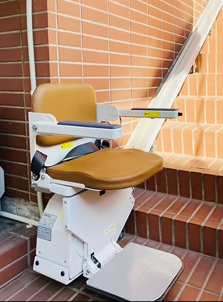 階段昇降機を設置し、バリアフリー環境を整えています。