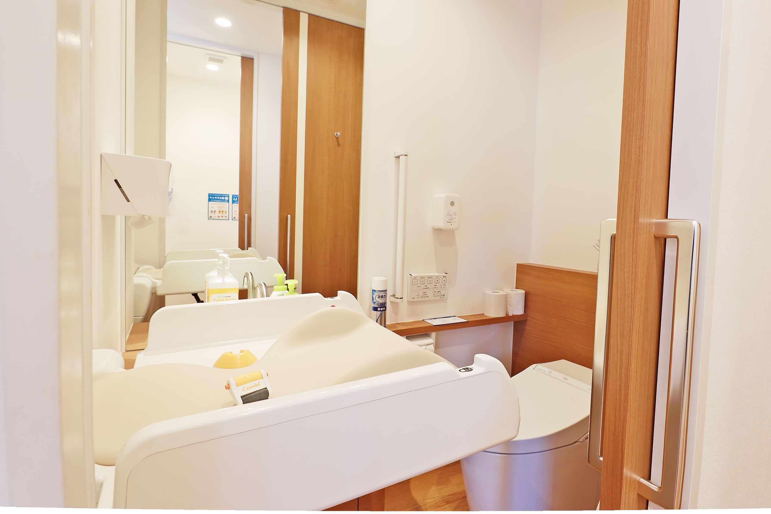 トイレにはオムツ交換台が設置されています