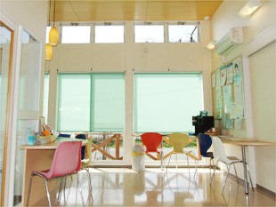 開放感のある待合室となっています