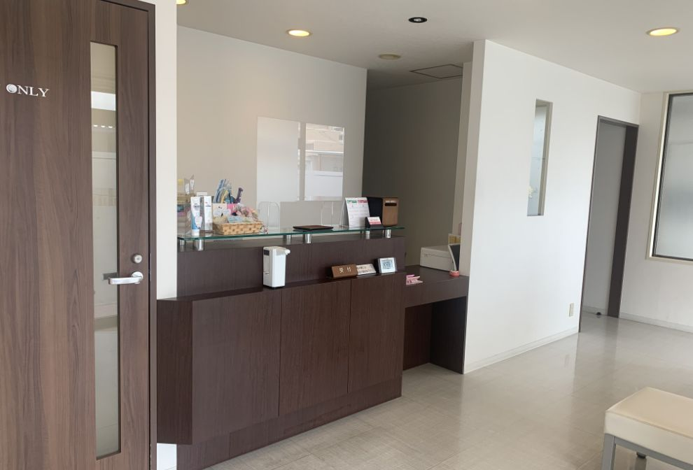 ①クリニック外観②受付③待合室