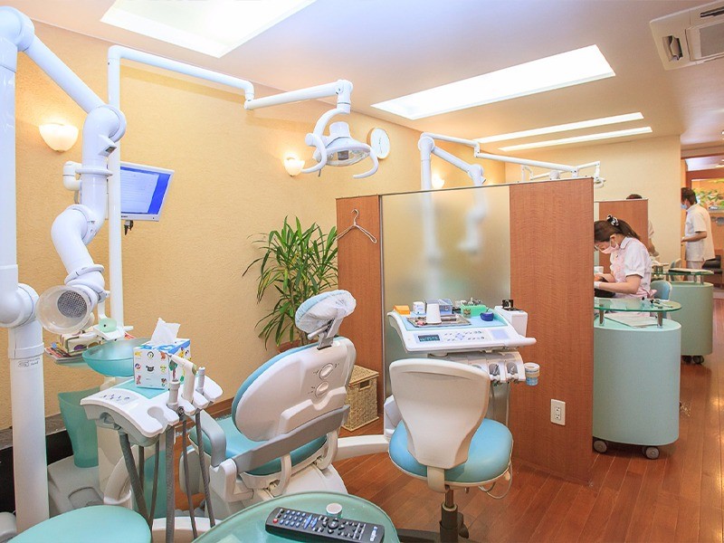 ①医院外観②説明の様子③診療室