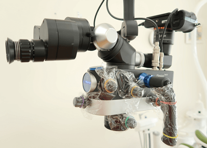 マイクロスコープにより精密な治療を妥協せず行うことができます