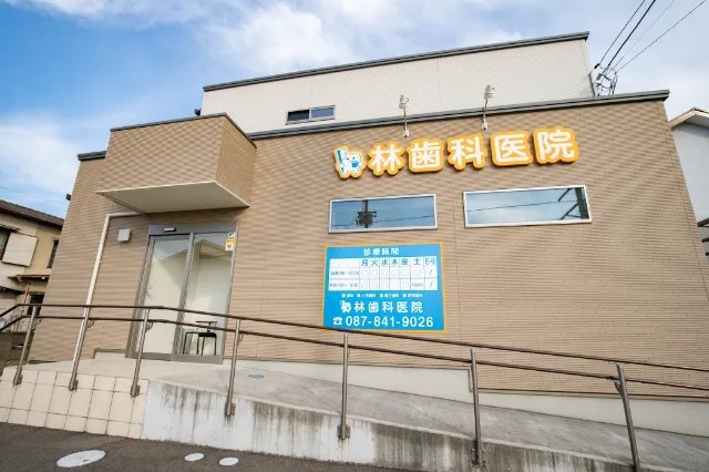 入り口には階段とは別にスロープが併設されています
