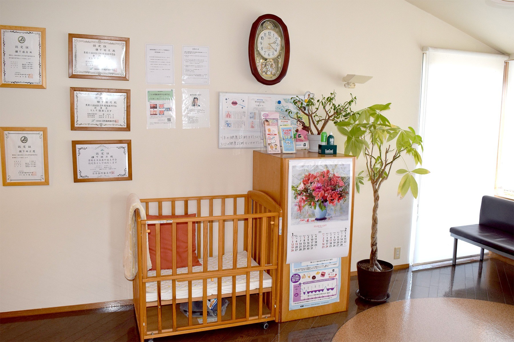 自然光の差し込む診療室で、落ち着いて治療を受けられる空間づくり