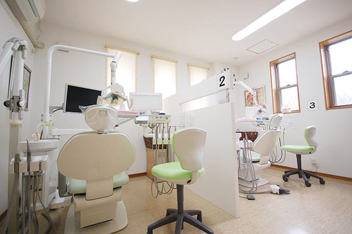 ①クリニック外観②待合室③診察室