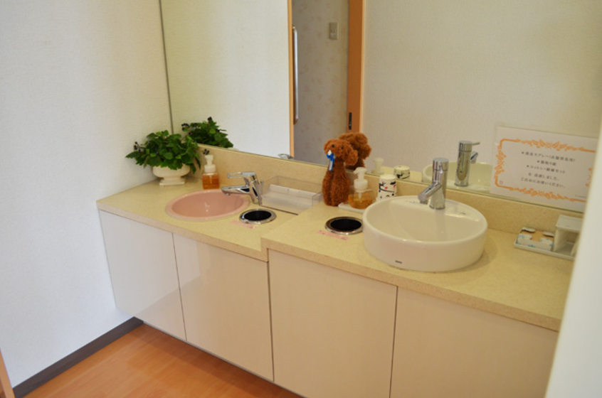 ①受付②パウダールーム③キッズスペース