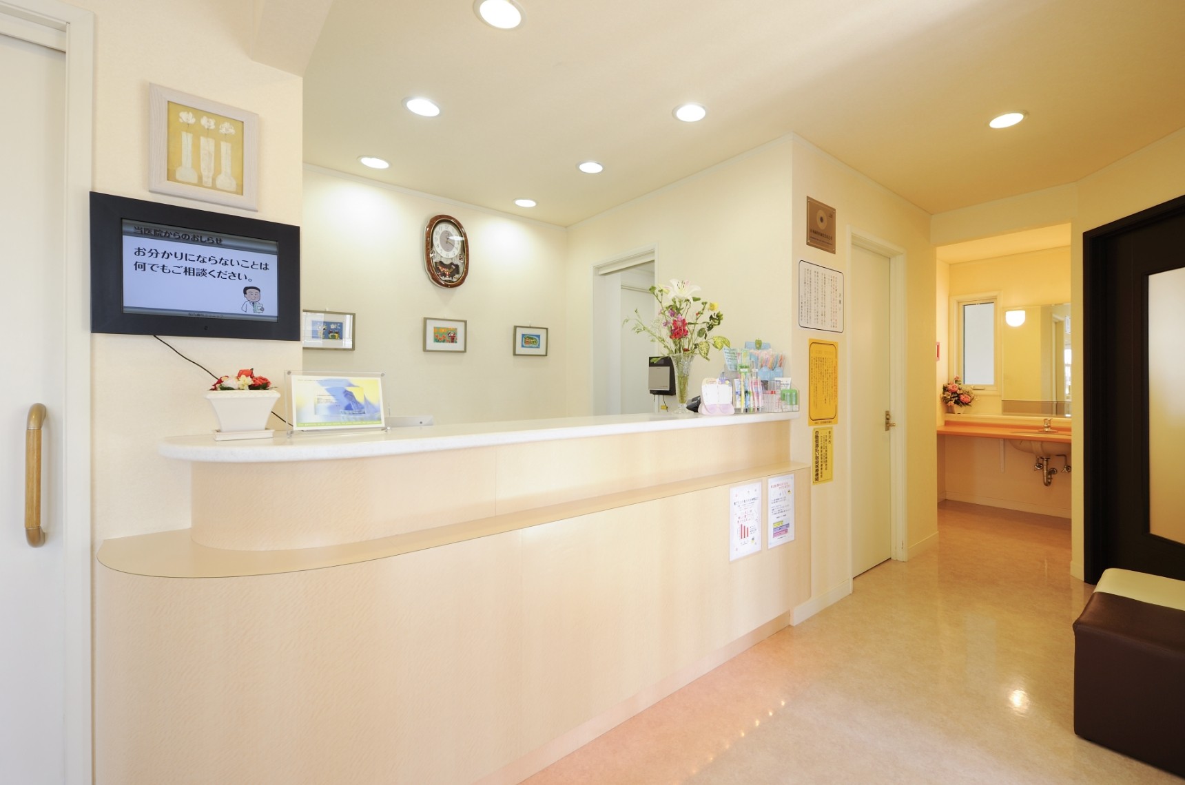 ①外観②受付③診療室