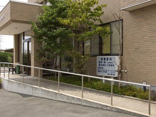 ①クリニック外観　②受付・待合室　③院内