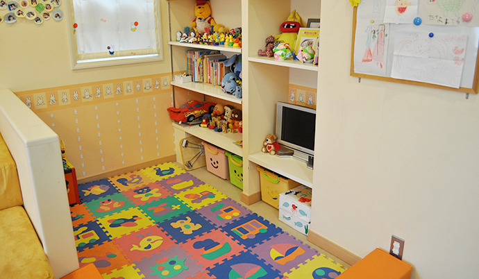 キッズコーナーではお子様が診療まで退屈せずに過ごせます