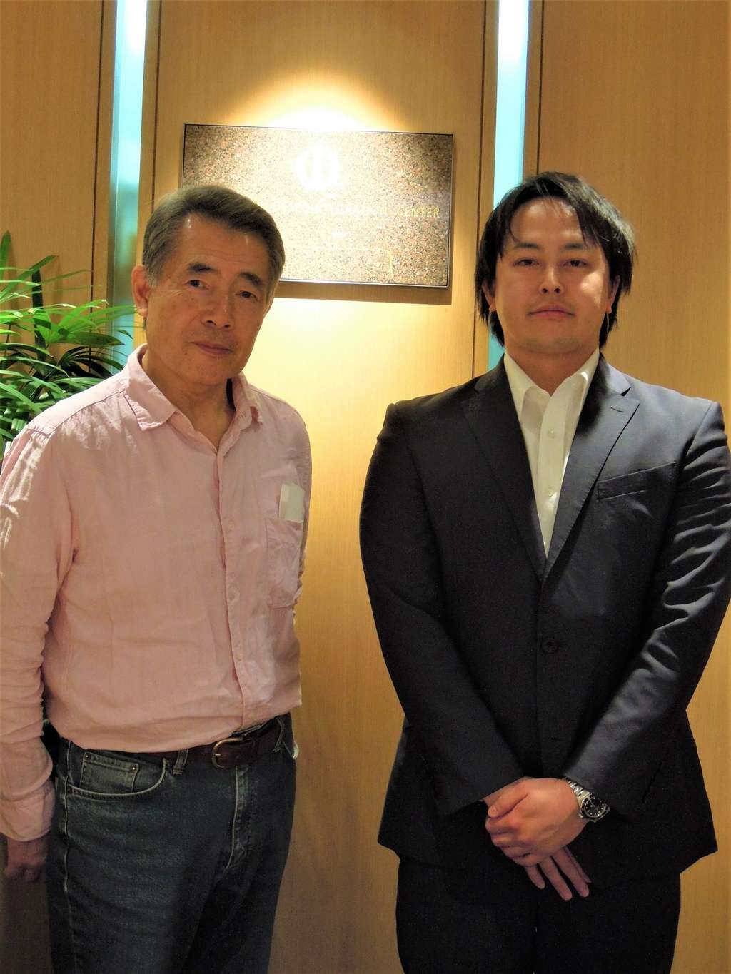 日本国内にインプラント治療を普及させた第一人者の小宮山先生と院長の出口