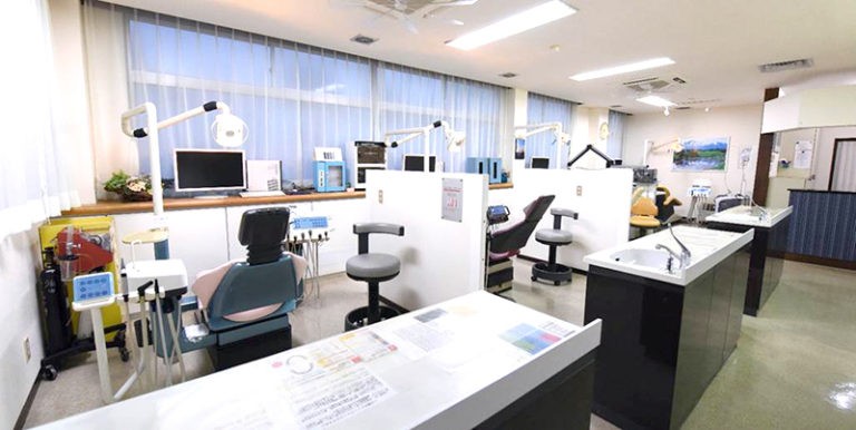 清潔で開放的な診療室