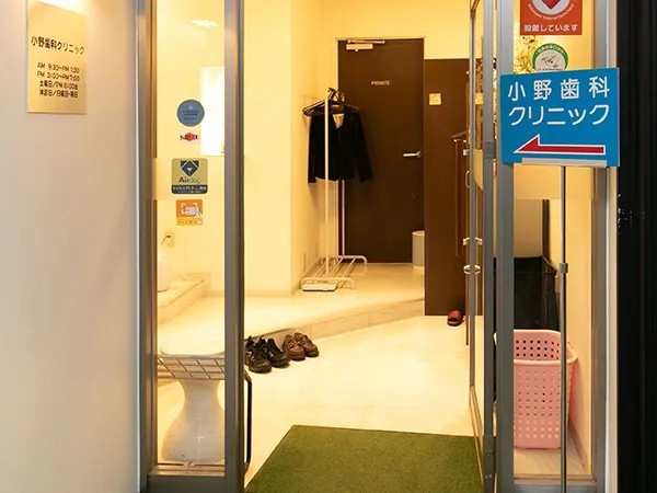 ①医院入り口②受付③診療室