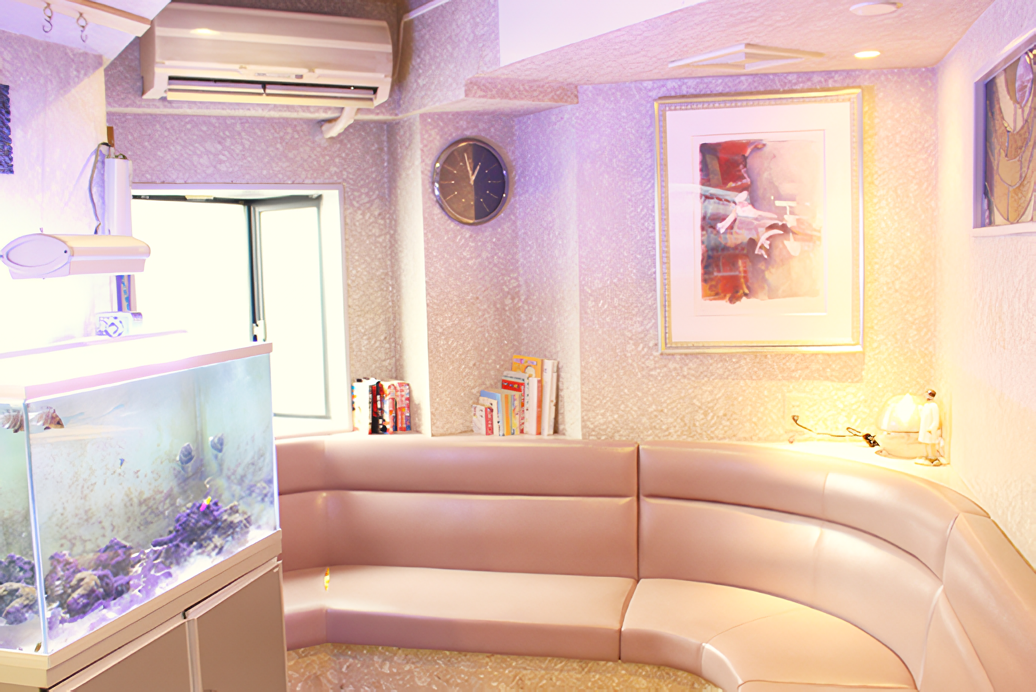 待合室に水槽を設置するなど、お子様にも楽しめる空間をつくっています