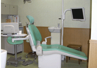 ①医院外観②待合室③診療台