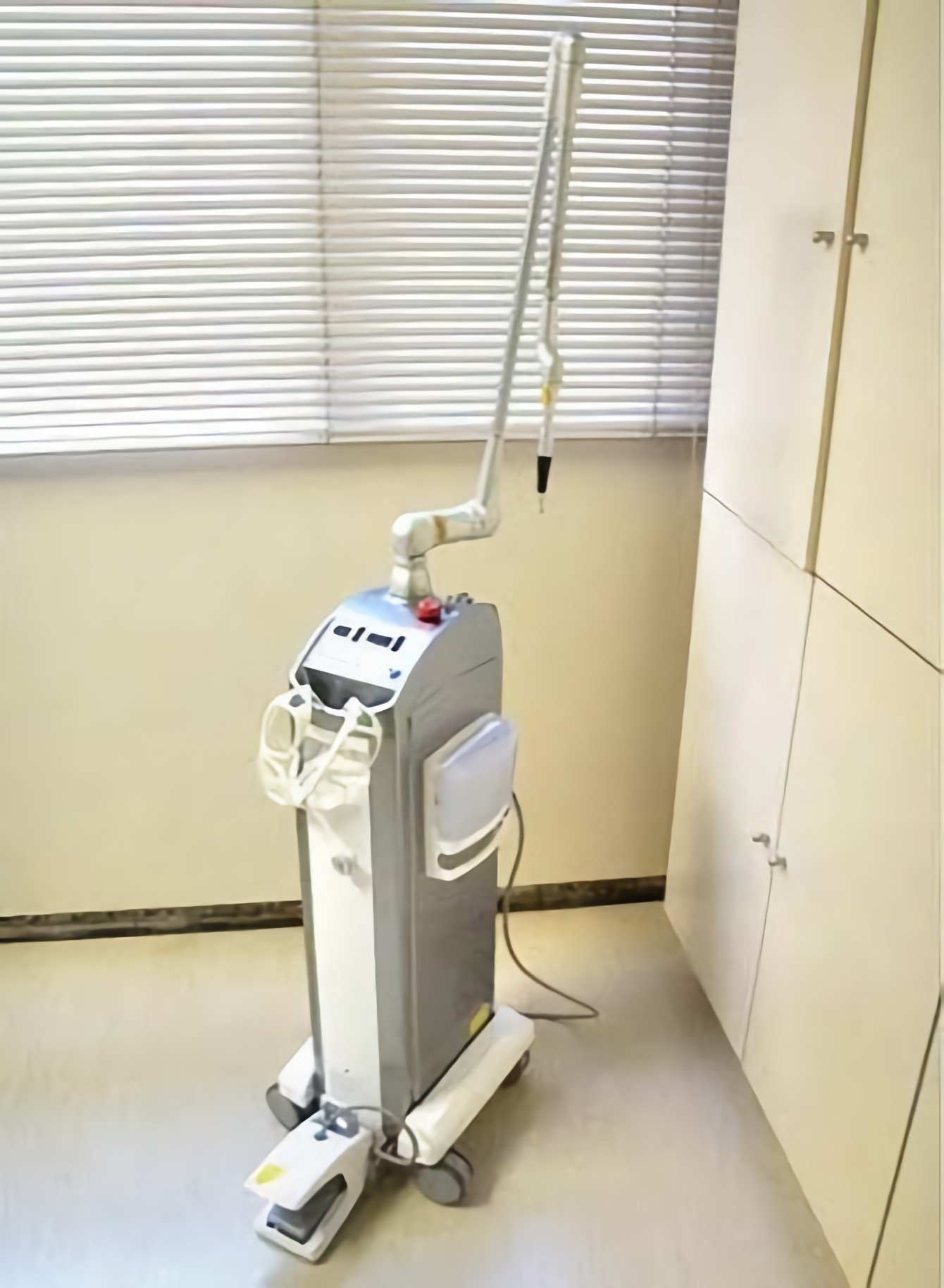 ①外観②レーダー治療機③スタッフ