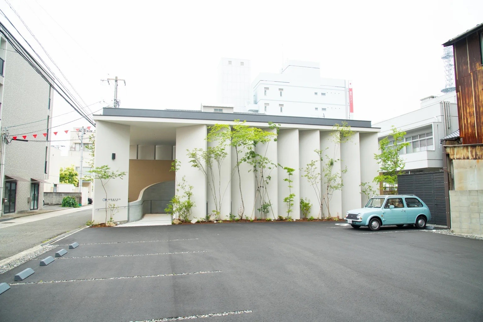 ①医院外観②受付③待合室