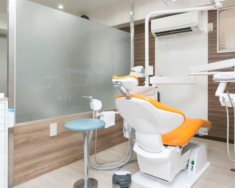 ①外観②待合室③診療室