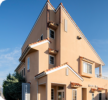 ①クリニック外観②待合室③待合室