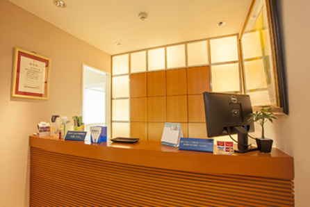 ①受付②クリニック外観受付③受付