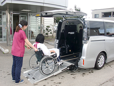 車椅子の方の送迎にも対応します