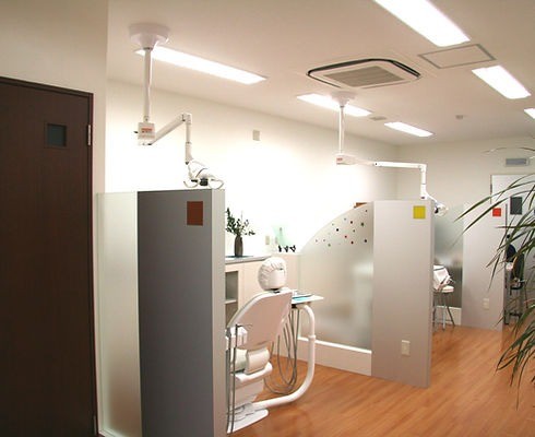 見た目に配慮しながら、機能面も重視した矯正治療を希望する患者様に適した選択肢です。