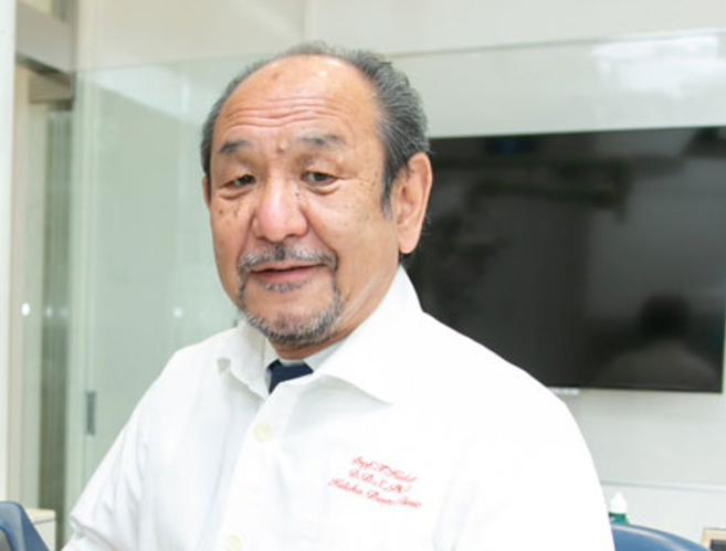 院長の日高 豊彦