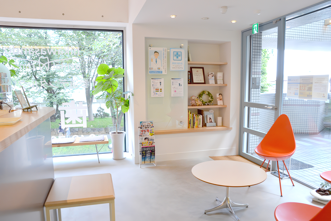 ①クリニック外観②待合室③診療チェア