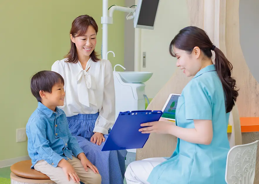 お子様の年齢や発達に応じた診療体制を整え、乳歯が生え始めた段階からの予防歯科を提供しています