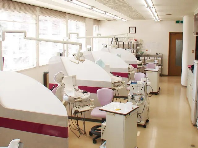 ①外観②受付③診療室